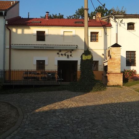 Sklep U Hrabalu Aparthotel Hustopeče Екстериор снимка