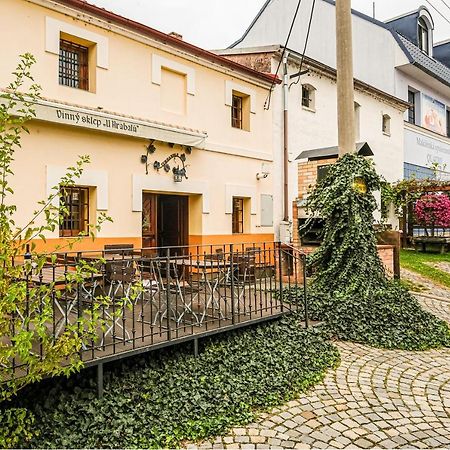 Sklep U Hrabalu Aparthotel Hustopeče Екстериор снимка