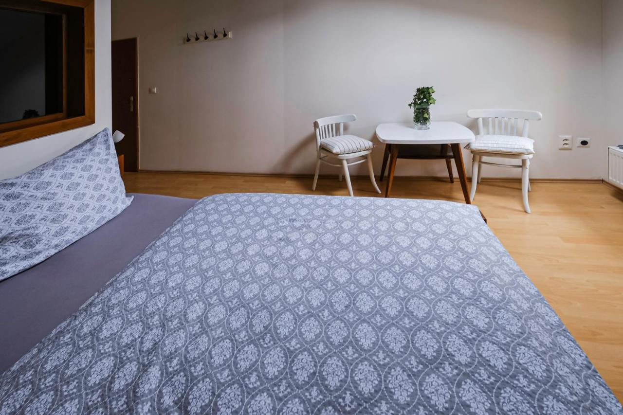 Sklep U Hrabalu Aparthotel Hustopeče Екстериор снимка