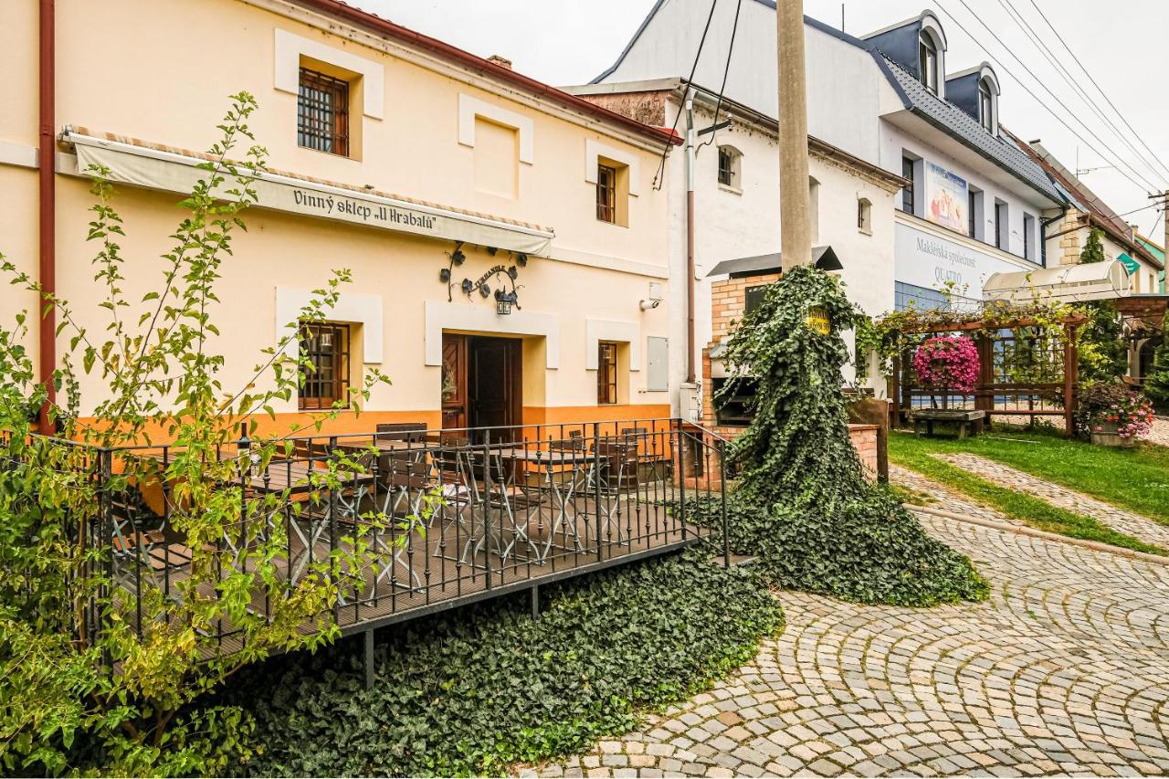 Sklep U Hrabalu Aparthotel Hustopeče Екстериор снимка