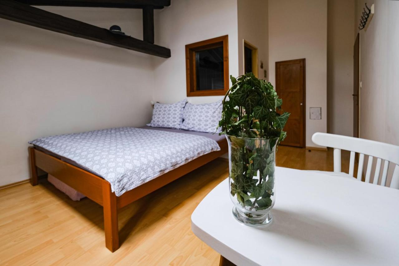 Sklep U Hrabalu Aparthotel Hustopeče Екстериор снимка